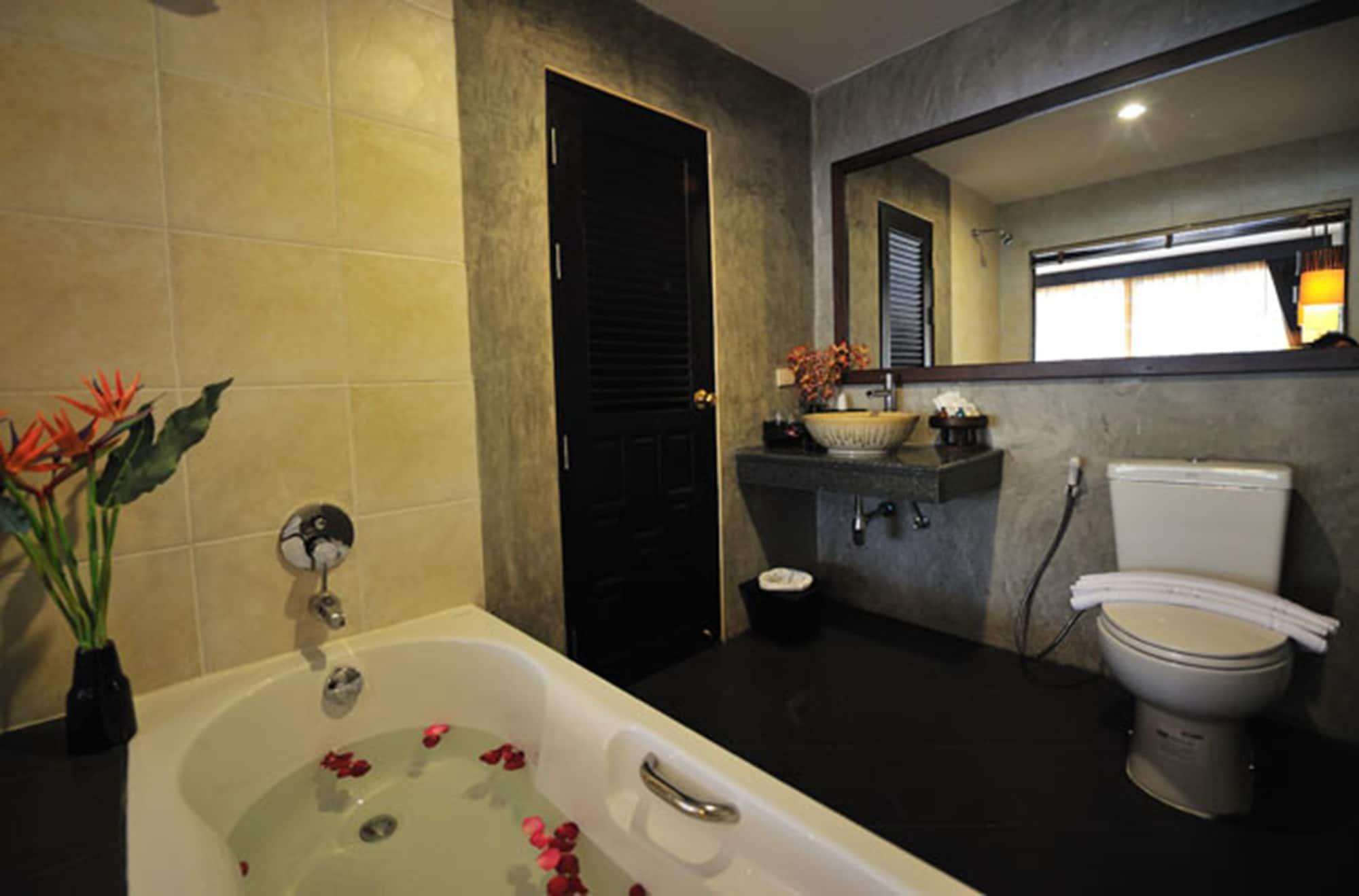 Siralanna Hotel Patong Екстериор снимка