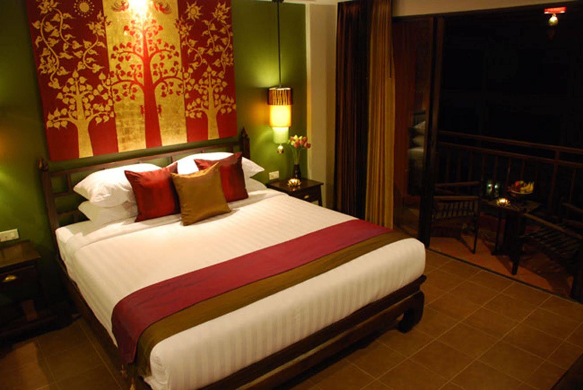 Siralanna Hotel Patong Екстериор снимка